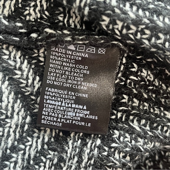 2/$18 ❤️ LOVE MARKS Geometric Patterned Black and White Sweater Dress Sz S - Picture 6 of 7